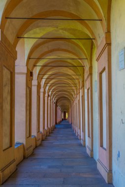 Portico, İtalya 'nın Bologna kentindeki Madonna di San Luca Sığınağı' na gidiyor..