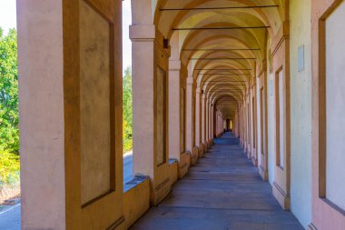 Portico, İtalya 'nın Bologna kentindeki Madonna di San Luca Sığınağı' na gidiyor..