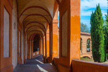 Portico, İtalya 'nın Bologna kentindeki Madonna di San Luca Sığınağı' na gidiyor..