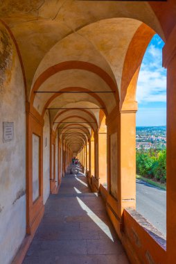 Portico, İtalya 'nın Bologna kentindeki Madonna di San Luca Sığınağı' na gidiyor..