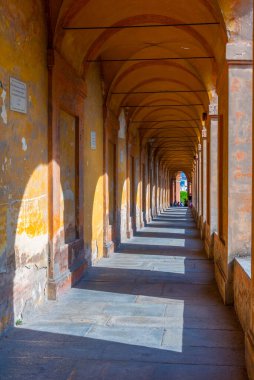 Portico, İtalya 'nın Bologna kentindeki Madonna di San Luca Sığınağı' na gidiyor..