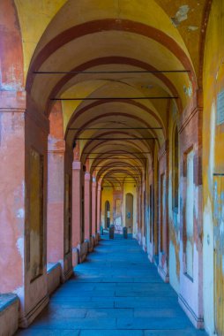 Portico, İtalya 'nın Bologna kentindeki Madonna di San Luca Sığınağı' na gidiyor..