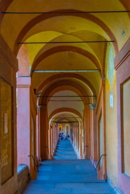Portico, İtalya 'nın Bologna kentindeki Madonna di San Luca Sığınağı' na gidiyor..