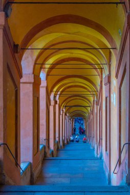 Portico, İtalya 'nın Bologna kentindeki Madonna di San Luca Sığınağı' na gidiyor..