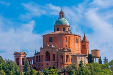 Bologna, İtalya 'daki Madonna di San Luca Sığınağı' nın havadan görünüşü.