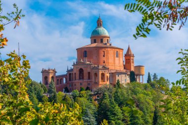 Bologna, İtalya 'daki Madonna di San Luca Sığınağı' nın havadan görünüşü.