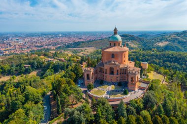 Bologna, İtalya 'daki Madonna di San Luca Sığınağı' nın havadan görünüşü.