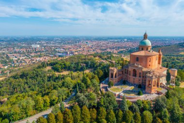 Bologna, İtalya 'daki Madonna di San Luca Sığınağı' nın havadan görünüşü.