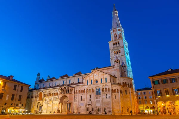 İtalya 'daki Modena Katedrali ve Ghirlandina Kulesi' nin günbatımı manzarası.