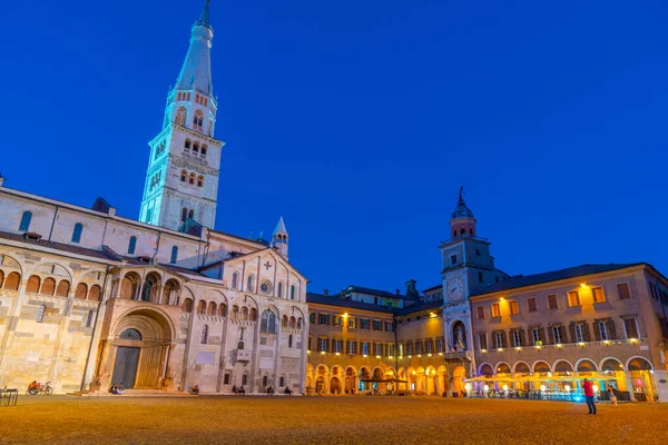 İtalyan kenti Modena 'daki Palazzo Comunale' in günbatımı manzarası.