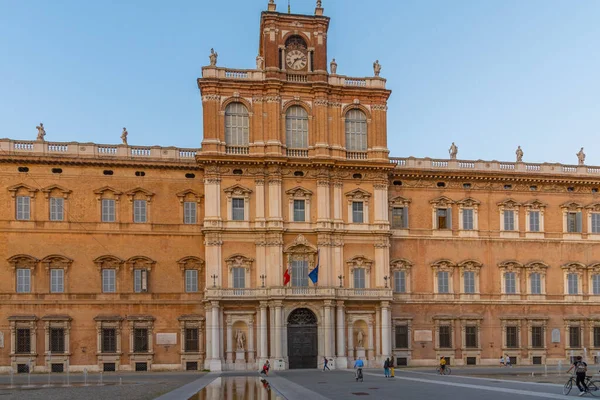 İtalyan kenti Modena 'daki Palazzo Ducale' nin günbatımı manzarası.
