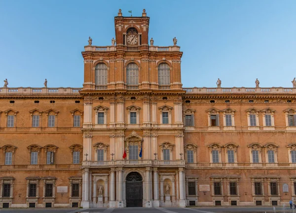 İtalyan kenti Modena 'daki Palazzo Ducale' nin günbatımı manzarası.