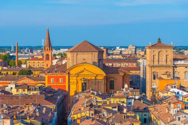 İtalyan kenti Modena 'daki San Domenico Kilisesi' nin havadan görünüşü.