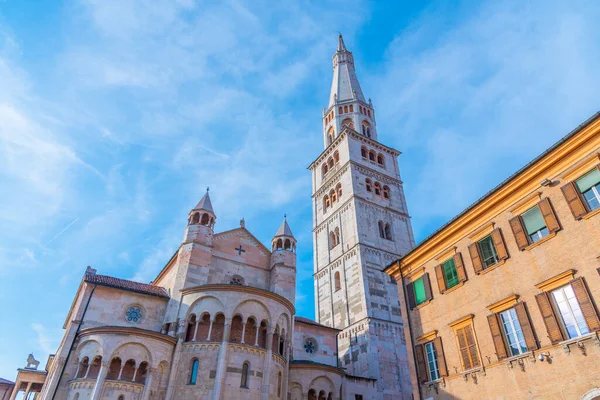 イタリアのモデナ大聖堂とギランディナ塔の眺め — ストック写真