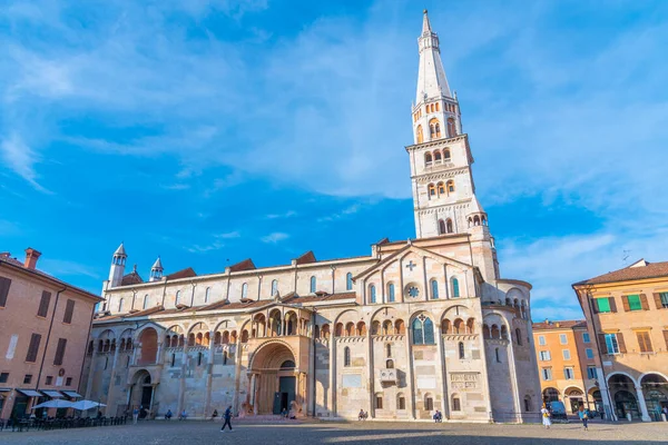 İtalya 'daki Modena Katedrali ve Ghirlandina Kulesi manzarası.