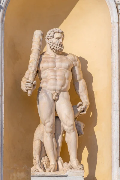 意大利莫迪纳Ducale宫的古董雕像 — 图库照片