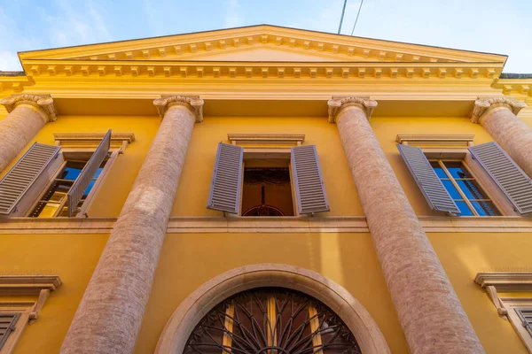 İtalyan kenti Modena 'daki tarihi bina.