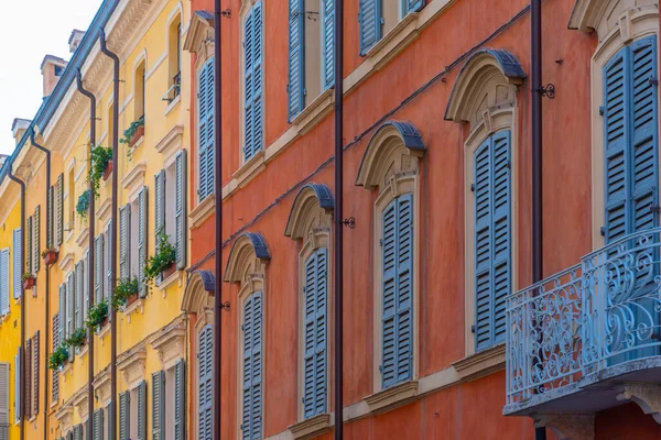 İtalyan kenti Modena 'daki tarihi binanın renkli cepheleri.