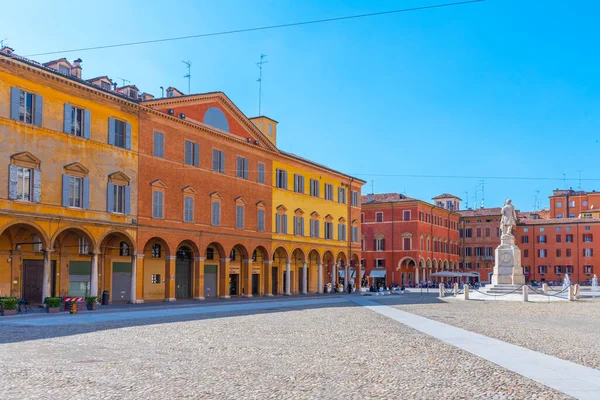 İtalyan kenti Modena 'daki Piazza Roma.
