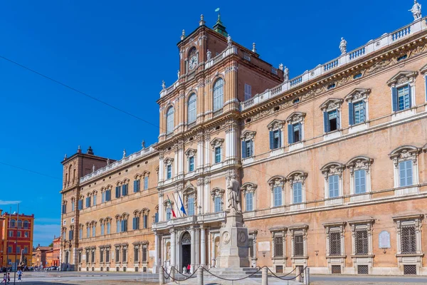İtalyan kenti Modena 'daki Palazzo Ducale Sarayı.