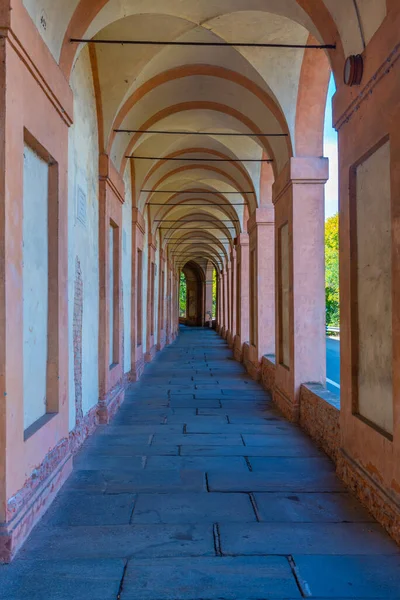 Portico, İtalya 'nın Bologna kentindeki Madonna di San Luca Sığınağı' na gidiyor..