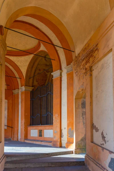 Portico, İtalya 'nın Bologna kentindeki Madonna di San Luca Sığınağı' na gidiyor..