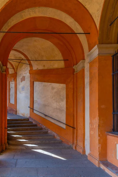 Portico, İtalya 'nın Bologna kentindeki Madonna di San Luca Sığınağı' na gidiyor..