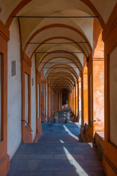 Portico, İtalya 'nın Bologna kentindeki Madonna di San Luca Sığınağı' na gidiyor..