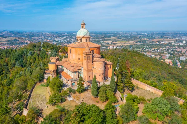 Bologna, İtalya 'daki Madonna di San Luca Sığınağı' nın havadan görünüşü.