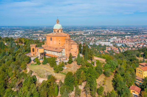 Bologna, İtalya 'daki Madonna di San Luca Sığınağı' nın havadan görünüşü.