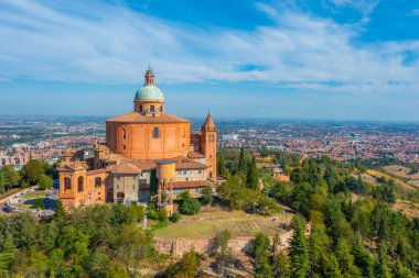 Bologna, İtalya 'daki Madonna di San Luca Sığınağı' nın havadan görünüşü.