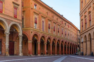 İtalyan şehri Bologna 'daki Santo Stefano Meydanı manzarası..