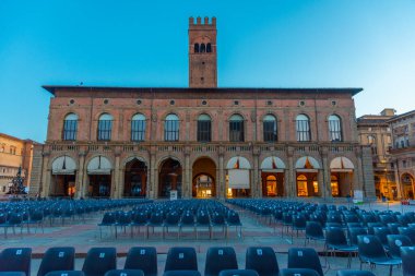 İtalya 'nın Bologna kentindeki podesta sarayının gün doğumu manzarası.