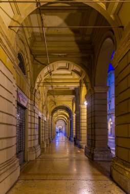 İtalyan kasabası Bolonya 'nın tarihi merkezinde kapalı bir oyun salonunun gece manzarası..
