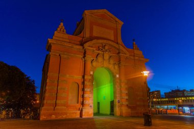 Galliera antik kapısının gece manzarası (Porta Galliera) Bologna, İtalya.