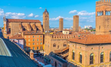 İtalya, Bolonya 'daki Cattedrale di San Pietro' nun hava manzarası.