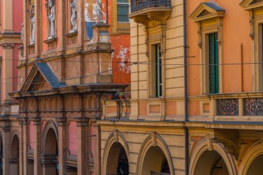 Bologna, İtalya 'da Dell' Independent aracılığıyla renkli cepheler.