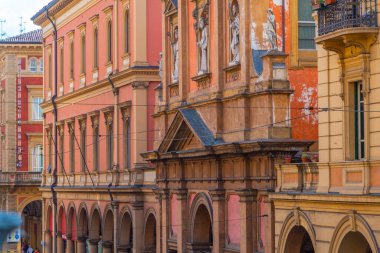 Bologna, İtalya 'da Dell' Independent aracılığıyla renkli cepheler.