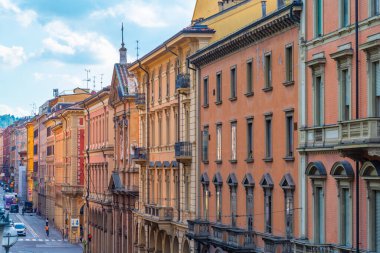 Bologna, İtalya 'da Dell' Independent aracılığıyla renkli cepheler.