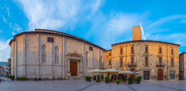İtalyan şehri Ascoli Piceno 'daki Piazza Ventidio Basso
