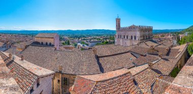 Gubbio 'daki çatılarda Palazzo dei Consoli, İtalya