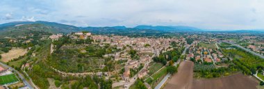 İtalyan kasabasının hava görüntüsü Büyüleyici