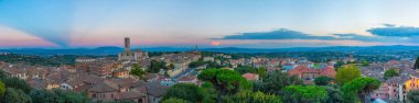 Perugia, Ital 'daki San Domenico manastırının günbatımı manzarası.