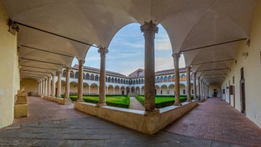 Perugia, İtalya 'daki San Domenico manastırının avlusunda.
