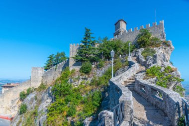 Guaita 'ya giden merdiven, San Marino' nun Birinci Kulesi..
