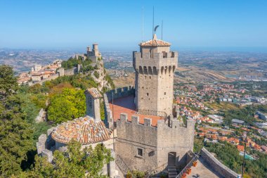 Torre Guaita ve Torre Cesta 'nın hakim olduğu San Marino' nun hava manzarası.