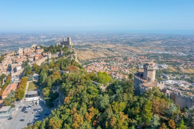 Torre Guaita ve Torre Cesta 'nın hakim olduğu San Marino' nun hava manzarası.
