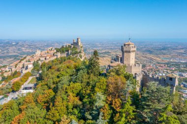 Torre Guaita ve Torre Cesta 'nın hakim olduğu San Marino' nun hava manzarası.