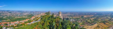 Torre Guaita ve Torre Cesta 'nın hakim olduğu San Marino' nun hava manzarası.