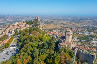Torre Guaita ve Torre Cesta 'nın hakim olduğu San Marino' nun hava manzarası.
